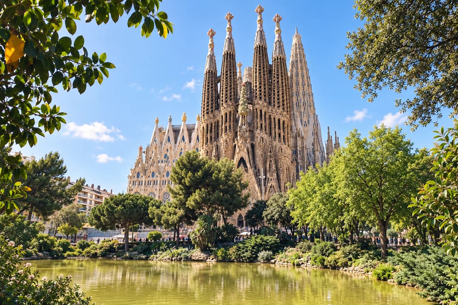AI-bewerkte sfeerfoto van de Sagrada Família met groen, een vijver en warm zonlicht