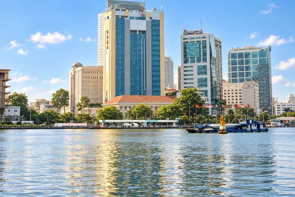 AI-bewerkte sfeerfoto: gebouwen en een boot aan de Saigon-rivier in Ho Chi Minh-stad