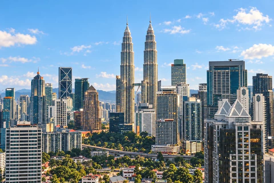 AI-bewerkte sfeerfoto: de Petronas Twin Towers in de skyline van Kuala Lumpur