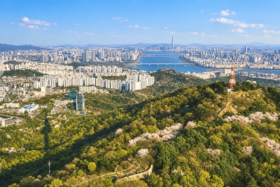 AI-bewerkte sfeerfoto: uitzicht over Seoel vanaf de Namsan-berg